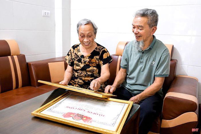  Gia đình ông Trần Văn Tùng vui mừng khi đưa được phần mộ của liệt sĩ Trần Văn Tịnh về quê hương sau gần nửa thế kỷ hy sinh. 