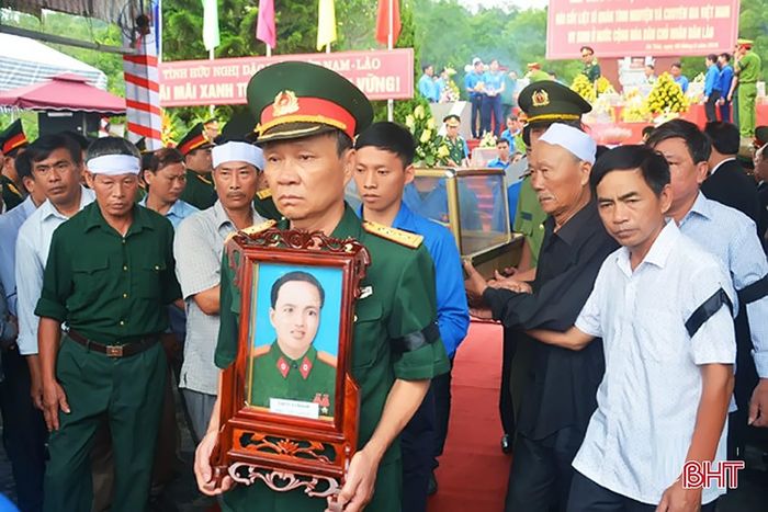Sau gần 50 năm kể từ ngày anh dũng hy sinh tại Lào, năm 2018, hài cốt liệt sỹ Lê Khanh được Ban Chỉ đạo 515 tỉnh Hà Tĩnh và thân nhân đưa về an nghỉ trong lòng đất mẹ. Ảnh tư liệu
