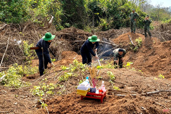  Đội Quy tập hài cốt liệt sĩ triển khai tìm kiếm, cất bốc, quy tập hài cốt liệt sĩ trên nước bạn Lào. 