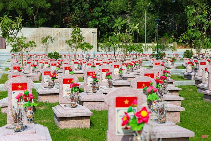 Nghĩa trang Liệt sĩ núi Nài, phường Thành Sen.