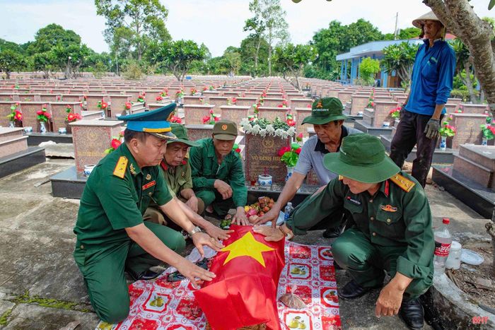  Cựu chiến binh Nguyễn Lương Hà cùng đồng đội và thân nhân liệt sĩ di chuyển hài cốt về an táng tại quê nhà. 