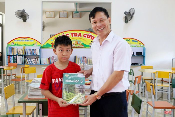 Sách cũ được nhà trường cho học sinh có nhu cầu mượn sử dụng trong năm học.