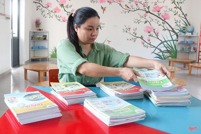 Trường Tiểu học Văn Yên đưa sách giáo khoa "Cánh Diều" vào tủ sách tham khảo.