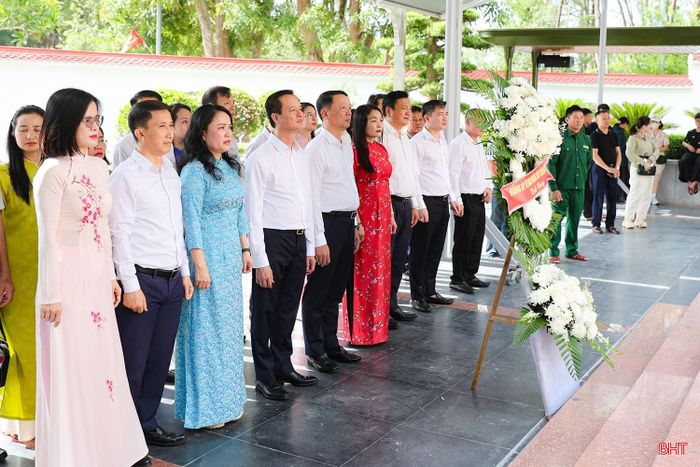 Đoàn đại biểu dâng hương tại khu mộ 10 nữ anh hùng liệt sĩ TNXP Ngã ba Đồng Lộc.