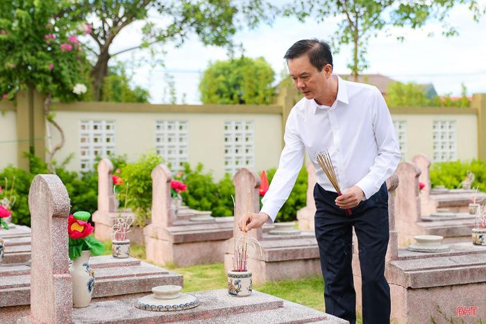 Phó Chủ tịch Thường trực UBND tỉnh Trần Báu Hà dâng hương lên từng phần mộ tại Nghĩa trang Liệt sĩ Núi Nài.