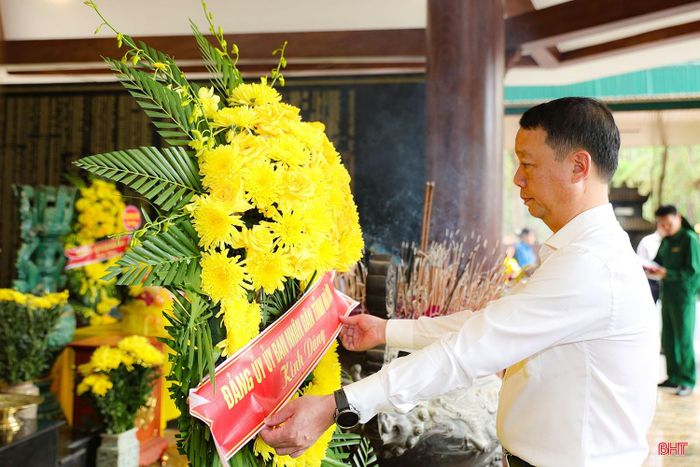 Chủ tịch UBND tỉnh Phan Thiên Định dâng hoa tại Nhà bia tưởng niệm các anh hùng, liệt sĩ TNXP toàn quốc.