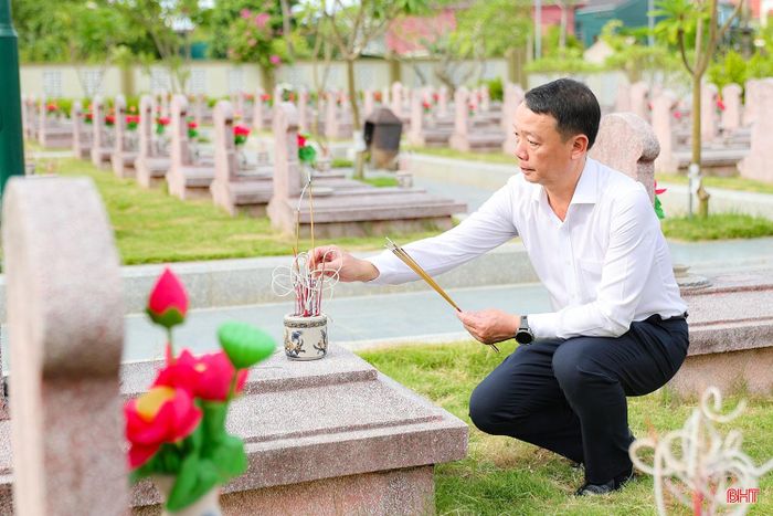... và dâng hương lên từng phần mộ liệt sĩ.