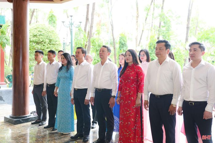 Tiếp đó, Chủ tịch UBND tỉnh Phan Thiên Định và đoàn đã tới dâng hoa, dâng hương tại Khu di tích Ngã ba Đồng Lộc (xã Đồng Lộc).