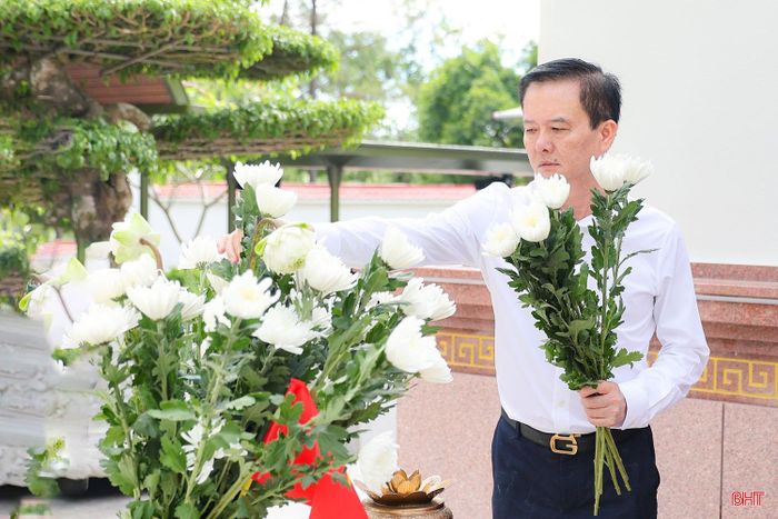 Phó Chủ tịch Thường trực UBND tỉnh Trần Báu Hà dâng hoa lên từng phần mộ.