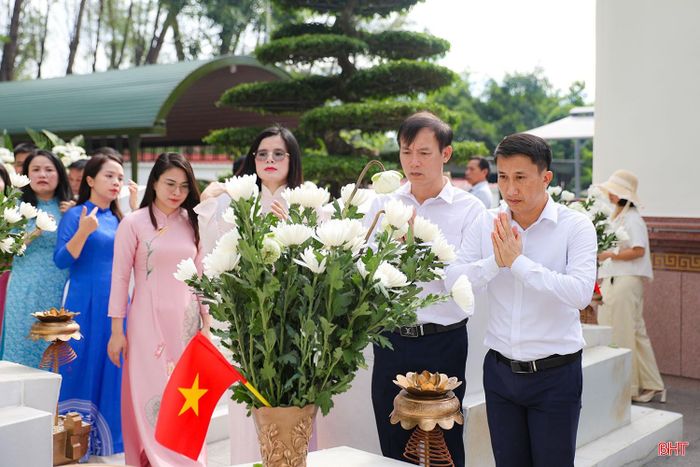 Các thành viên trong đoàn thành kính tri ân các anh hùng liệt sĩ.