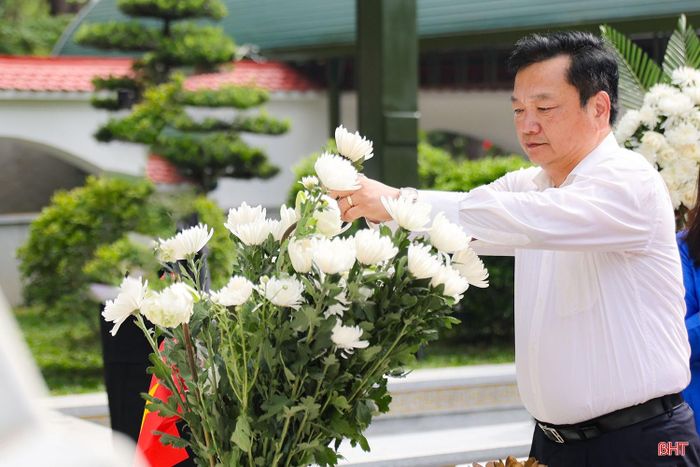 Phó Chủ tịch UBND tỉnh Hồ Huy Thành dâng hoa lên các phần mộ.