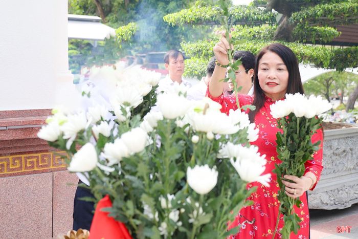 Phó Bí thư chuyên trách Đảng ủy UBND tỉnh Nguyễn Thị Hà Tân dâng hoa lên từng phần mộ.