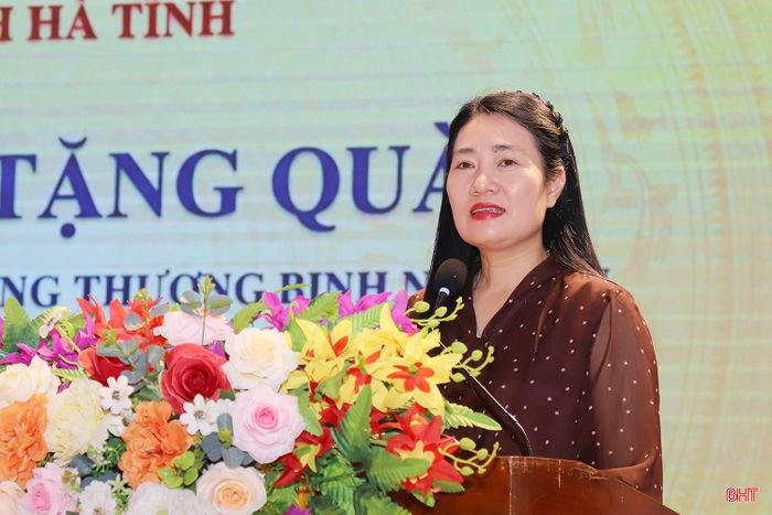 Đồng chí Nguyễn Thị Việt Hà - Phó Chủ tịch HĐND tỉnh bày tỏ sự biết ơn trước hy sinh và công lao to lớn của các thương binh, bệnh binh, người có công với cách mạng.
