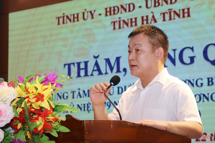 Đồng chí Nguyễn Thiếu Lâm - Giám đốc Trung tâm Điều dưỡng thương binh Nghệ An thông tin về tình hình hoạt động của trung tâm.