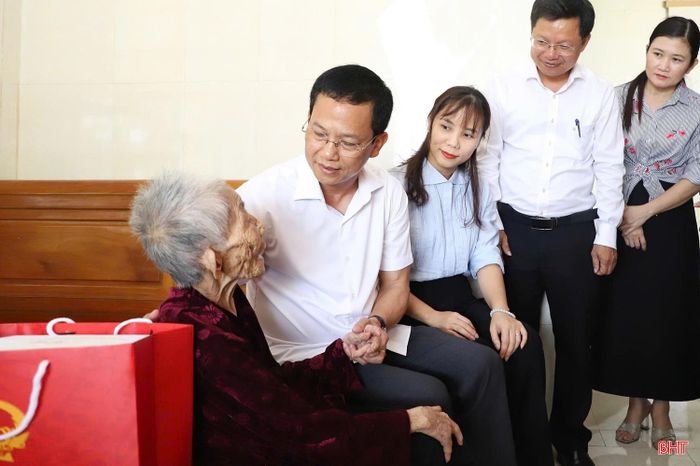  Phó Chủ tịch UBND tỉnh Nguyễn Trọng Hiếu đã đến thăm, tặng quà mẹ Nguyễn Thị Kỷ (SN 1932, thôn Đồng Khánh, xã Đồng Tiến - mẹ liệt sĩ Hồ Sĩ Hiệt)... 