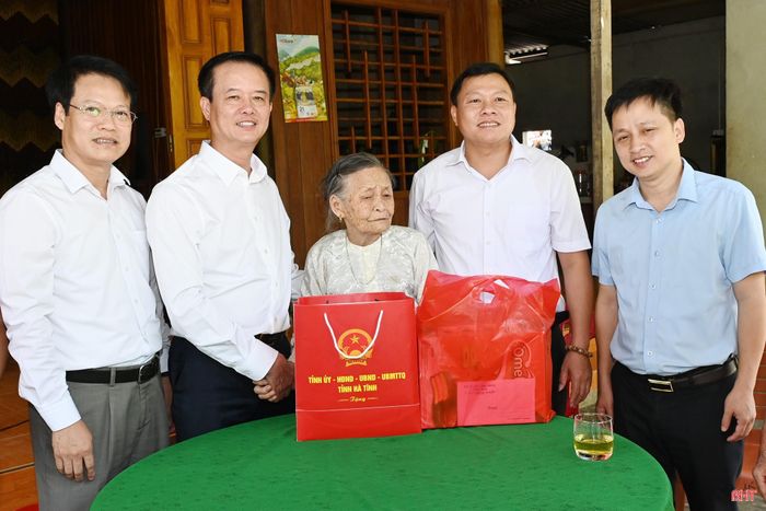  Phó Chủ tịch Thường trực UBND tỉnh Trần Báu Hà đến thăm, tặng quà Mẹ Việt Nam Anh hùng Trần Thị Mỹ (SN 1938, xã Phúc Trạch). 