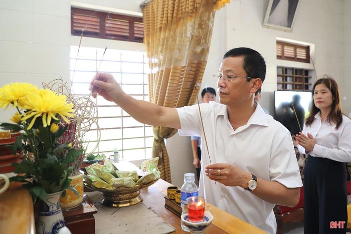 ...thắp hương tri ân liệt sĩ Hồ Sĩ Hiệt. 