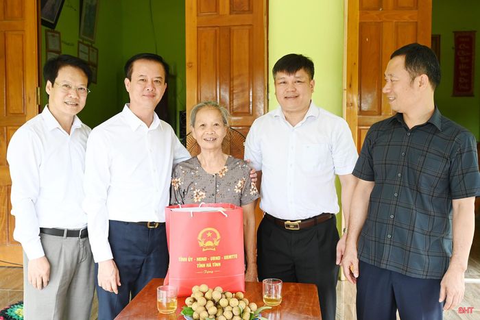  Đoàn đến thăm, tặng quà bà Ngô Thị Thế (SN 1948, xã Hương Khê), vợ liệt sĩ Ngô Văn Thường. 