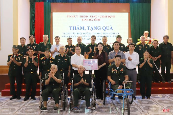 Đồng chí Nguyễn Thị Việt Hà - Phó Chủ tịch HĐND tỉnh tặng quà cho các thương, bệnh binh, người có công với cách mạng tại Trung tâm Điều dưỡng thương binh Nghệ An.
