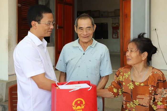  Phó Chủ tịch UBND tỉnh Nguyễn Trọng Hiếu đến thăm, tặng quà ông Nguyễn Ngọc Cháu (SN 1953, thôn Thạch Hải, xã Thạch Khê), thương binh mất sức 31%, đang mắc bệnh hiểm nghèo. 