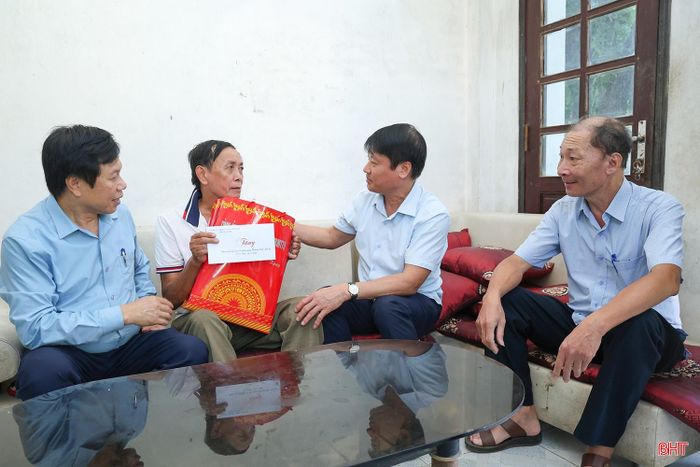  Đoàn đến thăm, tặng quà ông Nguyễn Trong Nghĩa (SN 1960, TDP 16, phường Thành Sen), thương binh 1/4. 