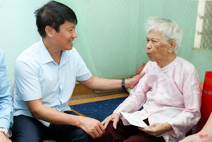  Bí thư Đảng ủy phường Thành Sen thăm hỏi mẹ Trương Thị Mảy (SN 1926, TDP Hộ Độ, phường Trần Phú) là mẹ của 2 liệt sĩ. 