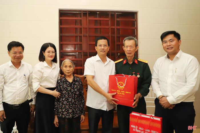 Đoàn thăm hỏi, tặng quà ông Ngô Văn Tuệ (SN 1947, thôn Thạch Vĩnh, xã Thạch Lạc), bệnh binh mất sức 61%. 