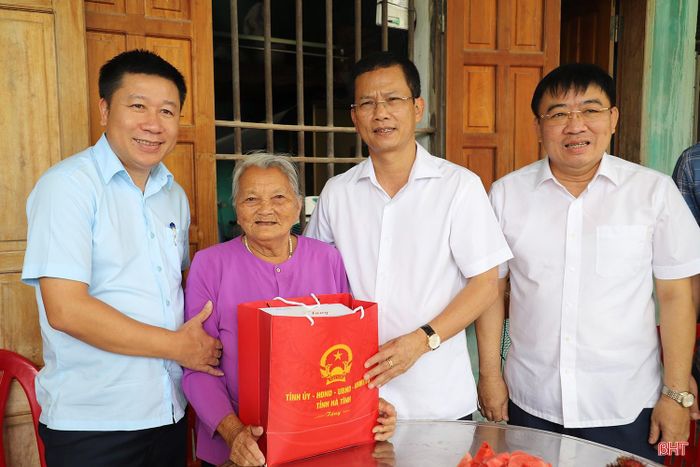  Phó Chủ tịch UBND tỉnh Nguyễn Trọng Hiếu và đoàn thăm hỏi, tặng quà mẹ Đậu Thị Tụ (SN 1929, thôn Tây Thành, xã Cẩm Bình - mẹ liệt sĩ Trần Văn Thành). 
