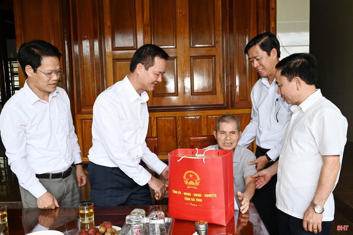  Đoàn tới thăm, tặng quà ông Nguyễn Đình Lệ (SN 1941, xã Hương Đô, thương binh 81%). 