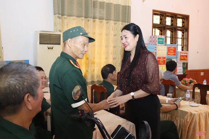 Đồng chí Nguyễn Thị Việt Hà - Phó Chủ tịch HĐND tỉnh thăm hỏi thương, bệnh binh.