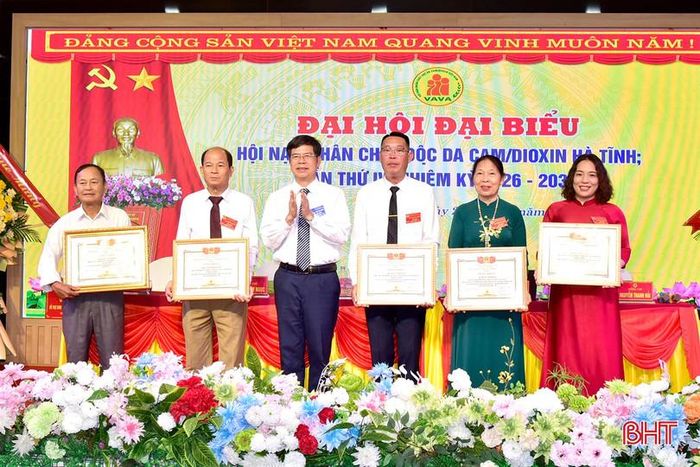  Phó Chủ tịch Hội Nạn nhân chất độc da cam/dioxin Việt Nam Phạm Xuân Hưng trao bằng khen cho các tập thể và cá nhân. 