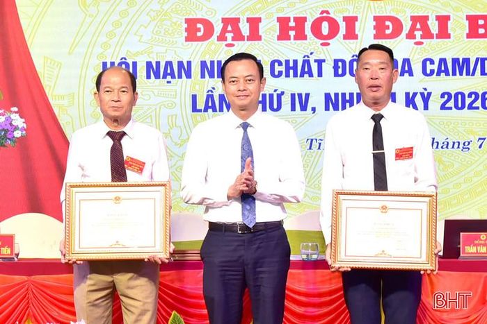 Trưởng ban Tuyên giáo và Dân vận Tỉnh ủy Hà Văn Hùng trao bằng khen của UBND tỉnh cho tập thể và các cá nhân.