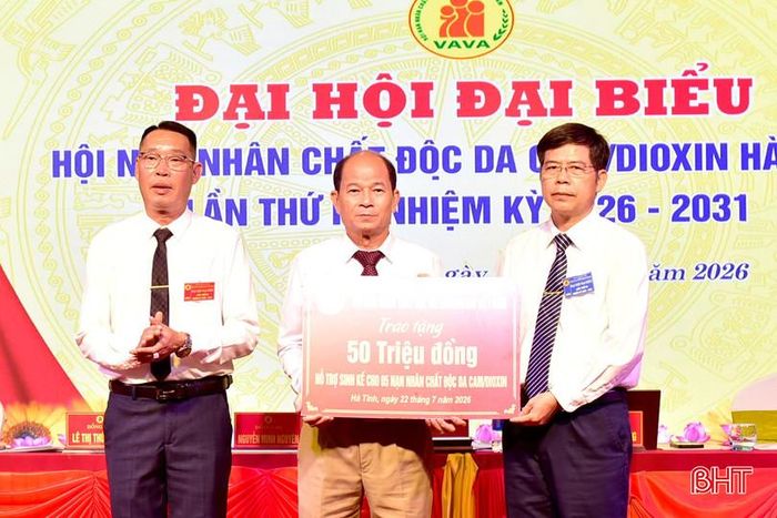 Phó Chủ tịch Hội Nạn nhân chất độc da cam/dioxin Việt Nam Phạm Xuân Hưng trao biểu trưng hỗ trợ sinh kế cho lãnh đạo Hội Nạn nhân chất độc da cam/dioxin Hà Tĩnh.