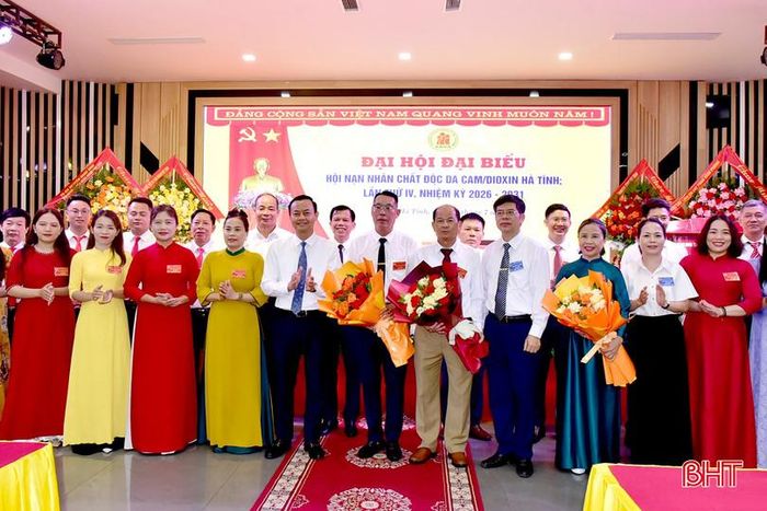  Lãnh đạo Hội Nạn nhân chất độc da cam/dioxin Việt Nam và lãnh đạo tỉnh tặng hoa chúc mừng Ban Chấp hành Hội Nạn nhân chất độc da cam/dioxin Hà Tĩnh nhiệm kỳ 2026 – 2031. 