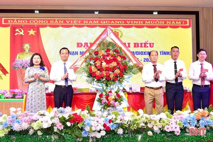 ... và lãnh đạo tỉnh tặng hoa chúc mừng Đại hội đại biểu Hội Nạn nhân chất độc da cam/dioxin Hà Tĩnh lần thứ IV, nhiệm kỳ 2026-2031.