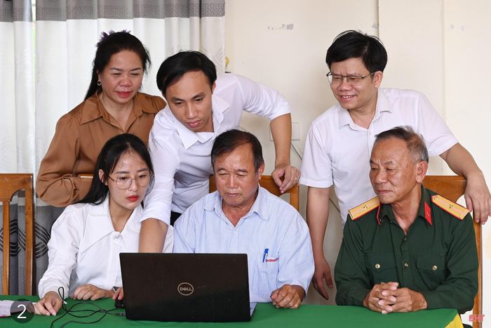  Cuộc họp đầu tiên sau sắp xếp tại nhà văn hóa thôn Hoàng Càn, người điều hành là Phó Bí thư Chi bộ - Trưởng thôn tuổi 31 Nguyễn Thị Khánh Nhi (ảnh 1). Lãnh đạo, cán bộ xã Thiên Cầm sát sao trong quá trình lãnh đạo, chỉ đạo, đồng hành và hỗ trợ đội ngũ cán bộ thôn sau sắp xếp (ảnh 2). 
