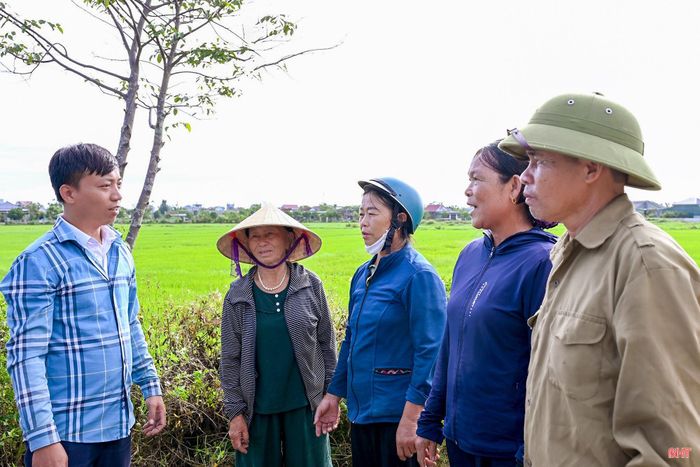 Anh Thái Đình Vinh - Trưởng thôn Trần Phú (bên trái) lắng nghe tâm tư, nguyện vọng của bà con.
