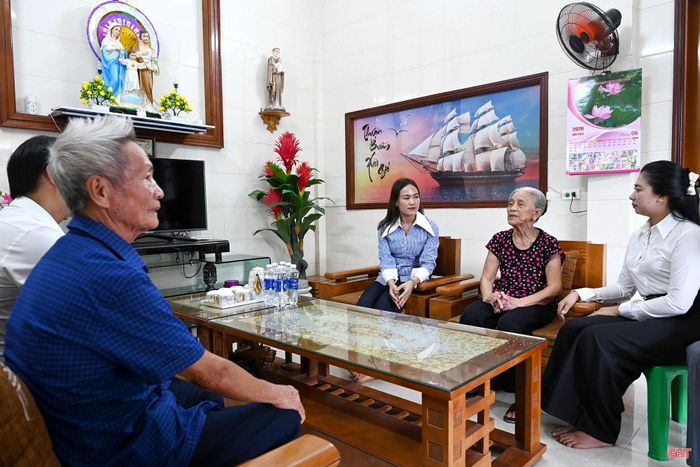 Không lựa chọn cách điều hành theo lối hành chính, nữ Bí thư Chi bộ dành nhiều thời gian cùng các đảng viên, cán bộ đoàn thể đến từng khu dân cư, từng hộ gia đình để nắm bắt tâm tư, nguyện vọng của người dân.