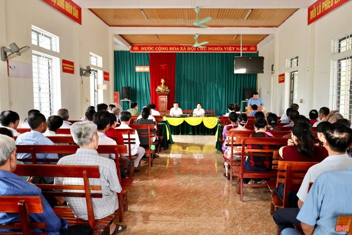 Tại các cuộc họp thôn hay tiếp xúc, đối thoại tại thôn, lãnh đạo xã Thiên Cầm quan tâm trao đổi, nắm bắt tâm tư, nguyện vọng và rà soát chặt chẽ đội ngũ nhân sự cho thôn mới.