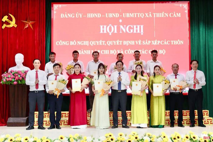 Đảng ủy - HĐND - UBND - Ủy ban MTTQ xã Thiên Cầm tổ chức hội nghị công bố các quyết định, nghị quyết về sắp xếp thôn, thành lập chi bộ và công tác cán bộ đầu tháng 7/2026.