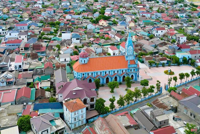 Thôn Phúc Hải là địa bàn phát triển du lịch sôi động của xã biển Thiên Cầm; có hơn 70% hộ dân theo đạo Thiên Chúa.