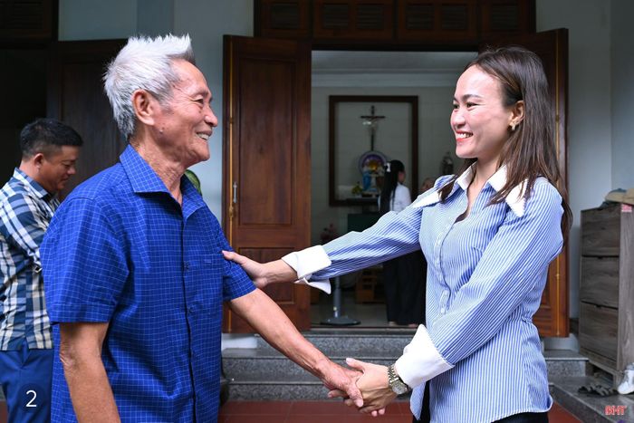  Chị Nguyễn Thị Cẩm Liên (SN 1991) - Bí thư Chi bộ thôn Chùa (thứ hai từ trái sang) được tin tưởng chỉ định đảm nhiệm chức danh Bí thư Chi bộ thôn Phúc Hải (ảnh 1). Tiếp nhận nhiệm vụ mới, chị Cẩm Liên đang cùng các đồng chí cán bộ thôn xuống cơ sở bám nắm tình hình để xây dựng kế hoạch, định hướng phát triển thôn thời gian tới (ảnh 2). 