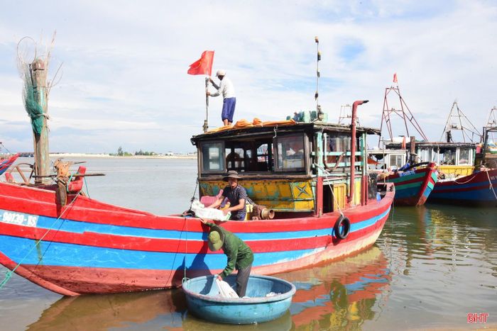 Ngư dân xã Thiên Cầm sẵn sàng vật tư, hậu cần cho chuyến đánh bắt mới.