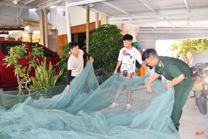 Ông Lê Hồng Nhật ở TDP Tam Hải (bên trái) kiểm tra ngư cụ để chuẩn bị chuyến biển tiếp theo.
