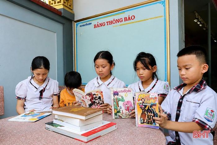 Các bạn nhỏ tham gia đọc sách tại tủ sách dòng họ Nguyễn Đình (xã Mai Phụ)