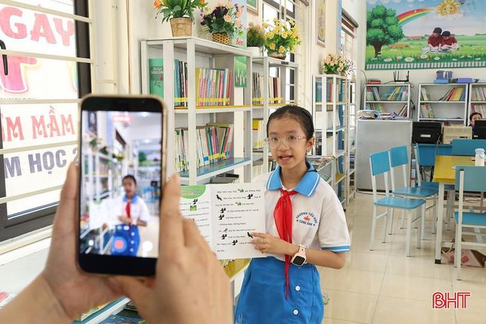 Học sinh tham gia chia sẻ, giới thiệu sách trên nền tảng số, góp phần lan tỏa văn hóa đọc đến nhiều bạn trong trường.