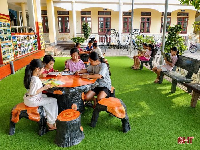 Hoạt động đọc và tìm hiểu các cuốn sách lịch sử được đông đảo các em học sinh hưởng ứng.