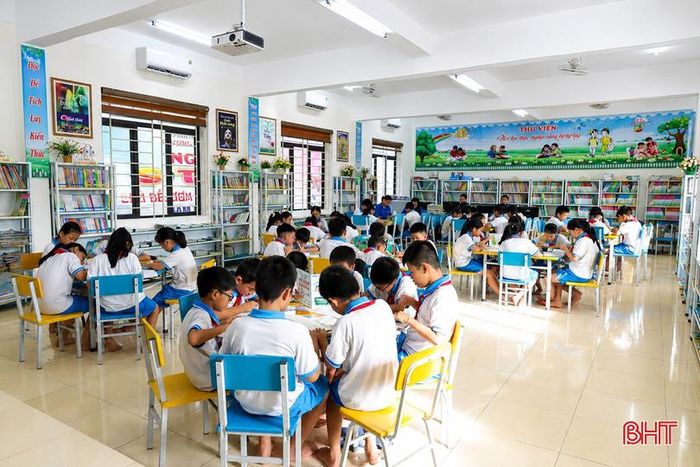 Thư viện Trường Tiểu học Tùng Ảnh thu hút đông đảo học sinh về tham gia đọc sách trong ngày hè.