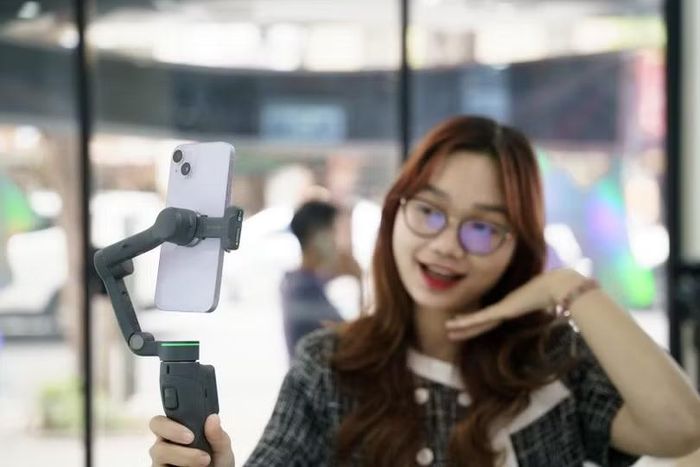 Khi tự quay vlog hoặc selfie, khả năng kiểm soát khung hình từ xa giúp tiết kiệm đáng kể thời gian căn chỉnh.