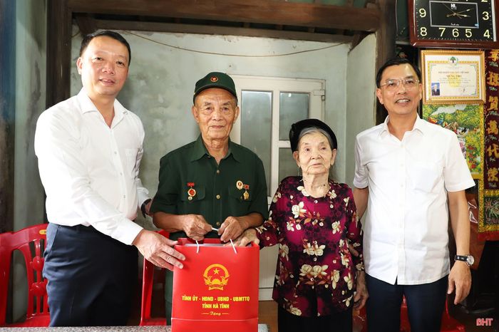Chủ tịch UBND tỉnh Phan Thiên Định và Trưởng ban Quản lý KKT tỉnh Trần Việt Hà tặng quà cho gia đình ông Trần Trọng Minh.
